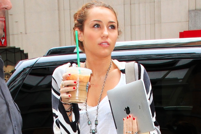 Miley Cyrus kallar Hilton för en idiot.