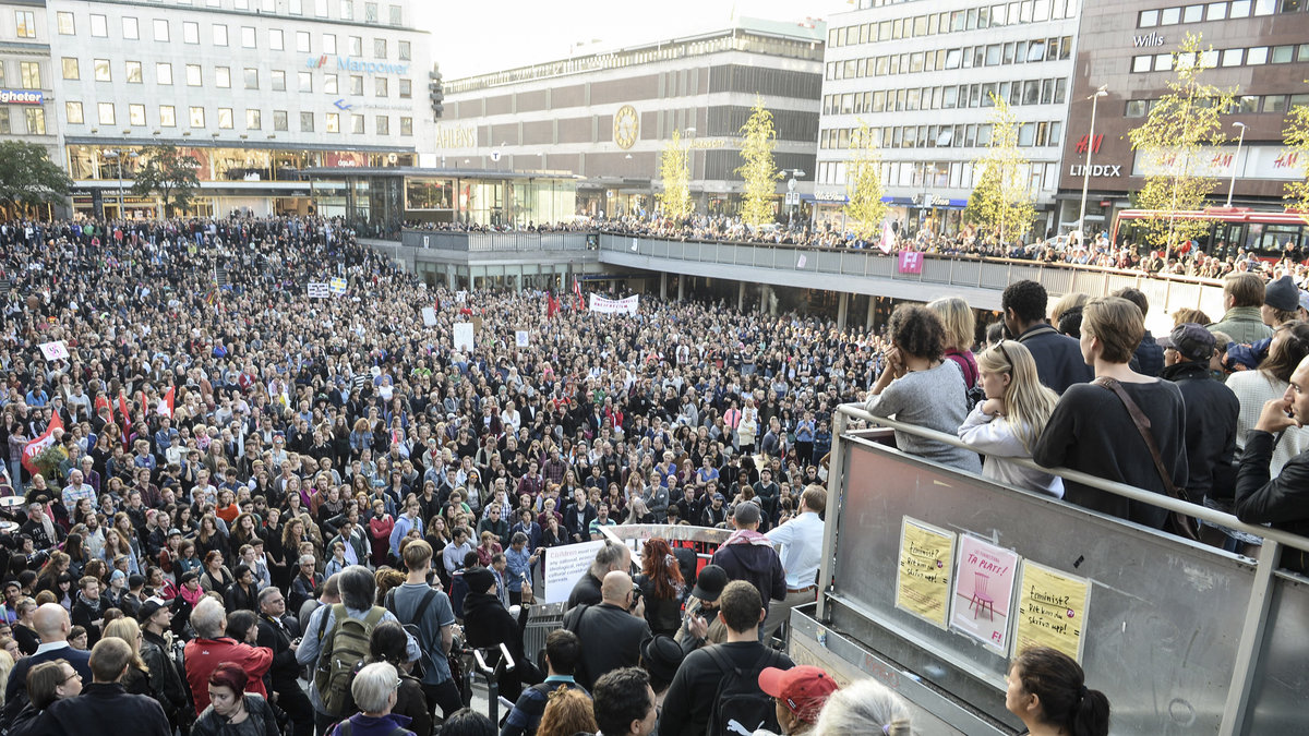 Demonstration mot rasism på Sergels torg, dagen efter valet.