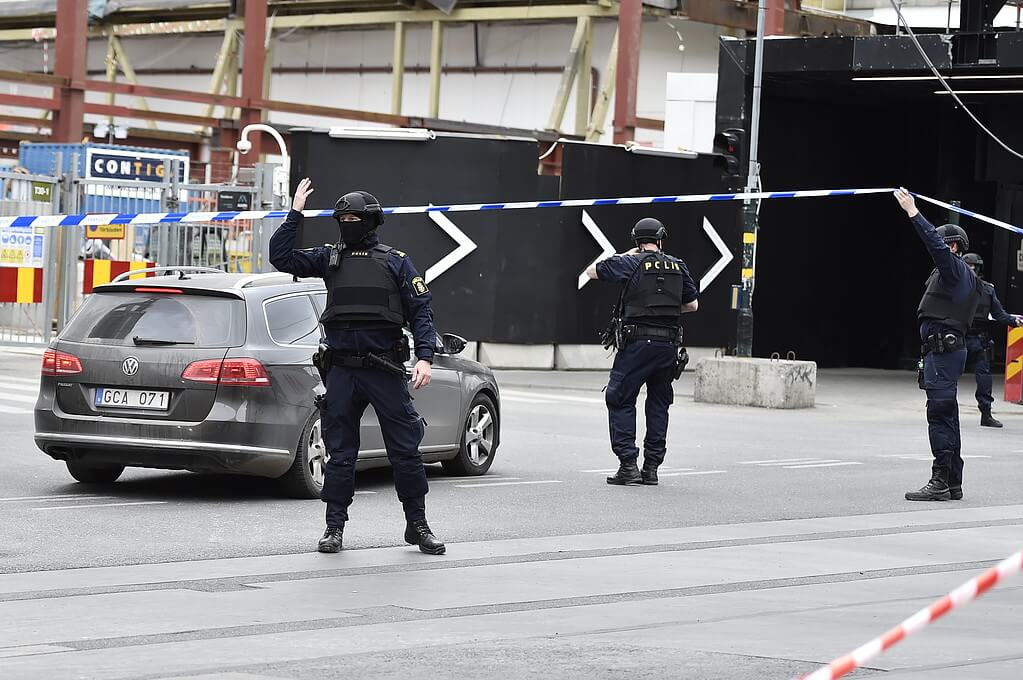 Polisen dirigerade trafiken genom ett skakat Stockholm. Polisen dirigerade trafiken genom ett skakat Stockholm.
