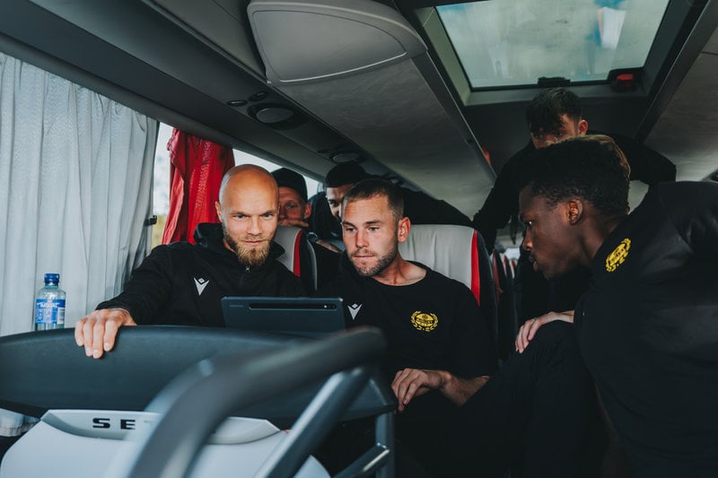 Mjällbys trupp följde matchen mellan Hammarby och AIK från spelarbussen till Göteborg.