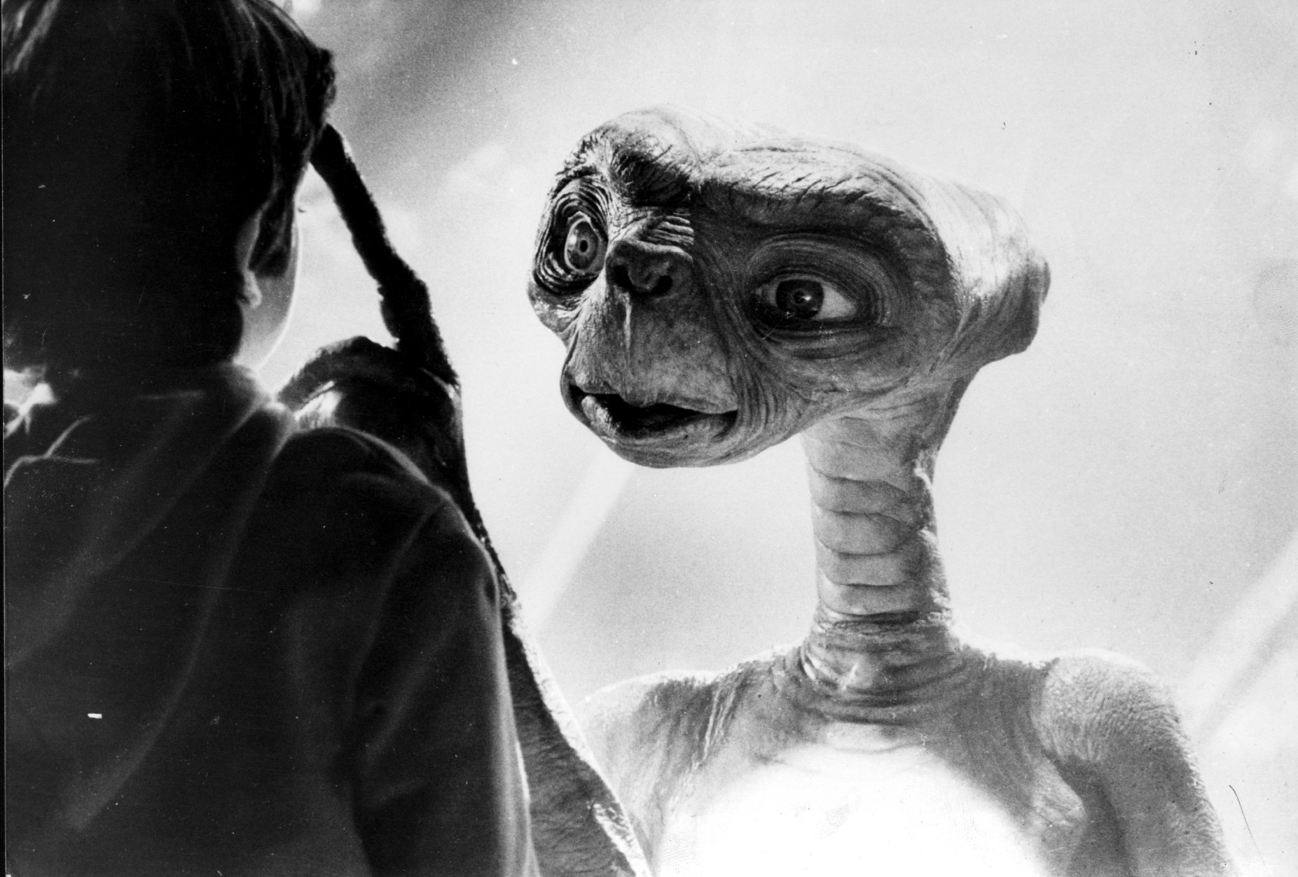 E.T. lyckas till slut ringa hem och hans folk kommer och hämtar honom. En hel generation av barn gråter för första gången av en spelfilm.