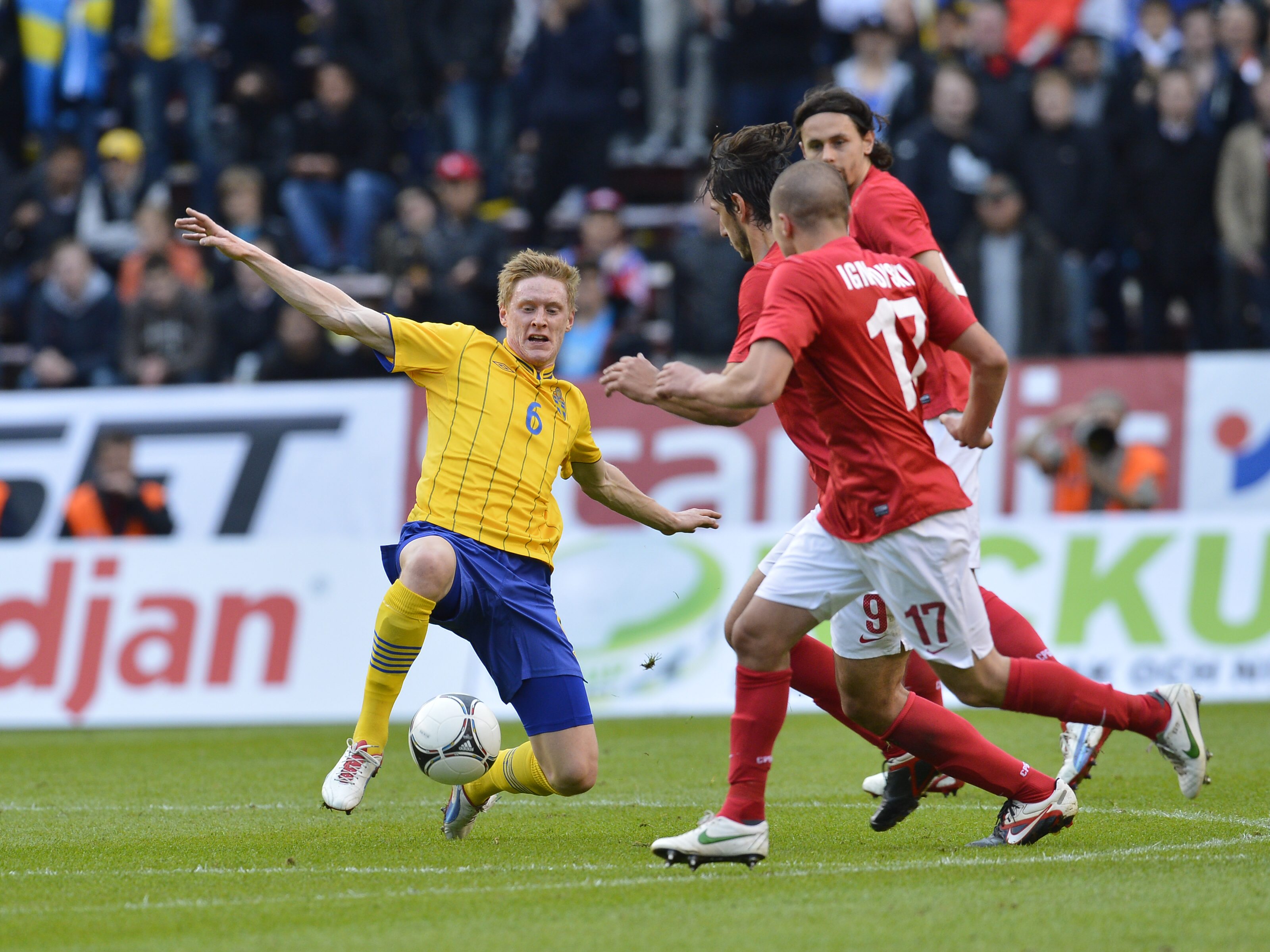Rasmus Elm vräker sig fram. Rasmus Elm vräker sig fram.
