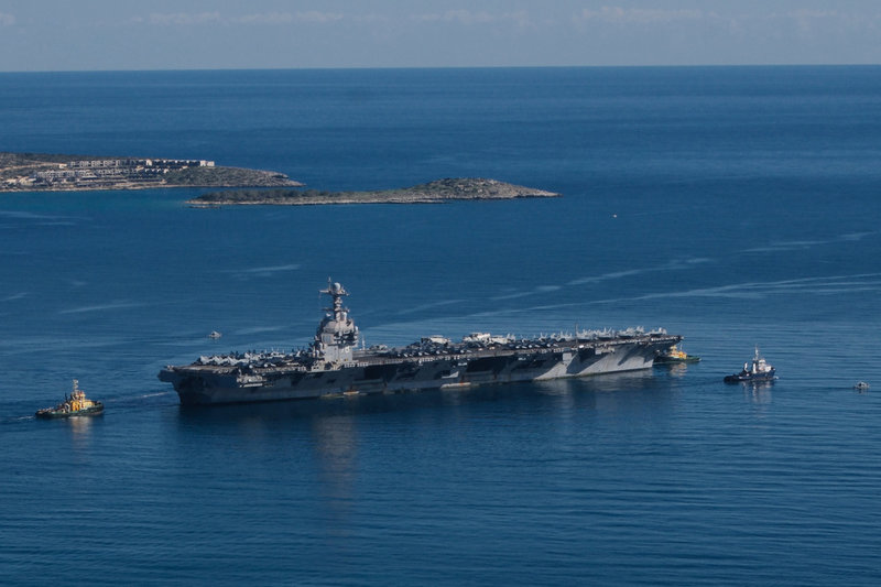 Världens största hangarfartyg, USS Gerald R Ford, lämnar en militärbas på den grekiska ön Kreta på torsdagen.