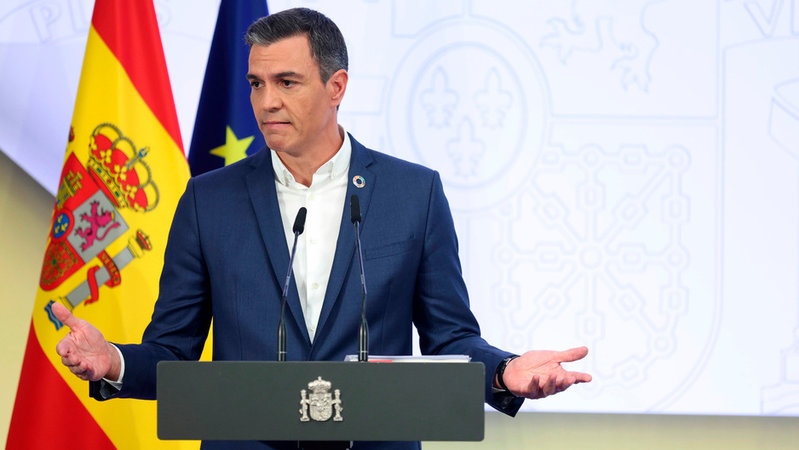 Spaniens premiärminister Pedro Sánchez ger spartips: Skippa slipsen när det är varmt. Arkivbild.