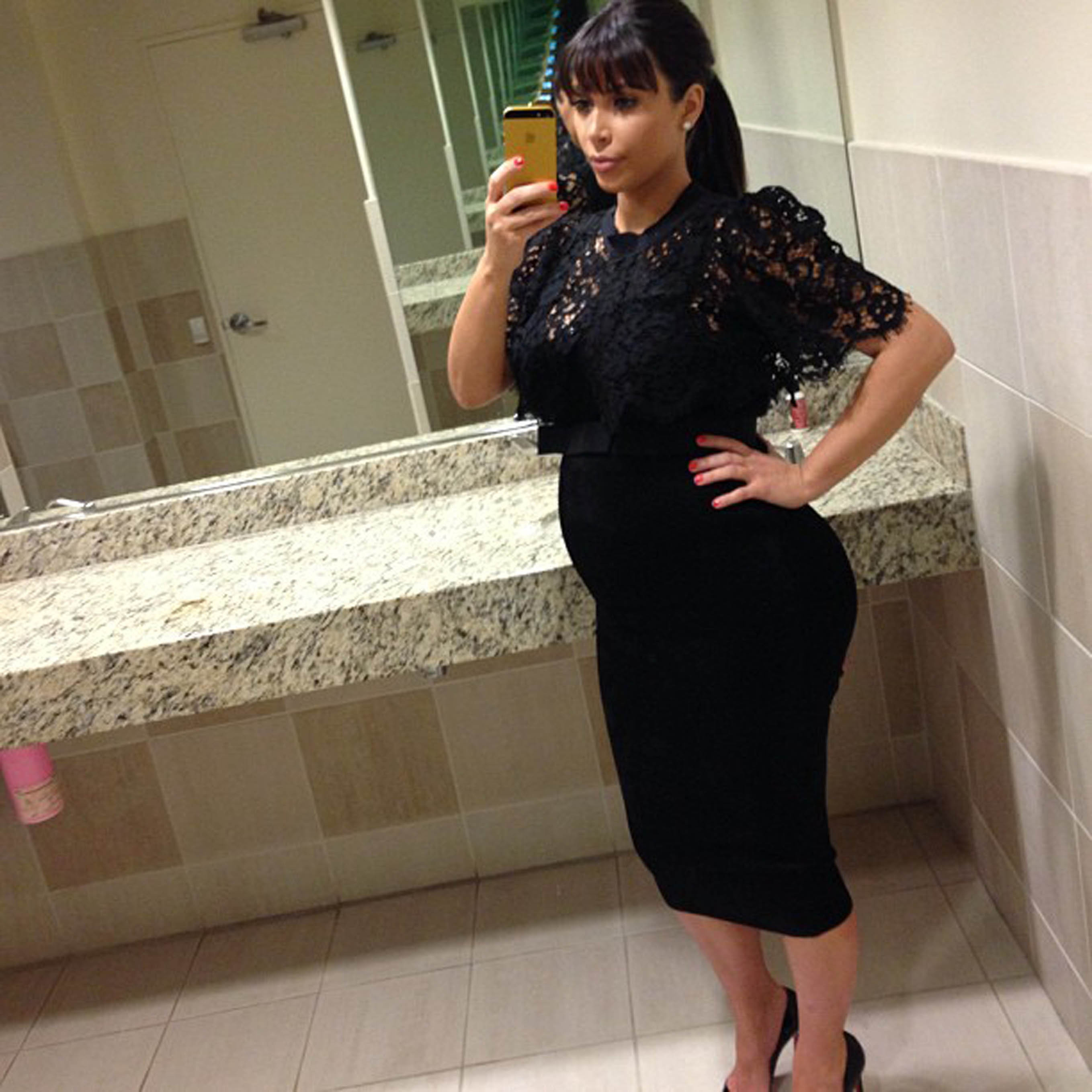 Kim Kardashian visar upp sin gravidmage. Kim Kardashian visar upp sin gravidmage.