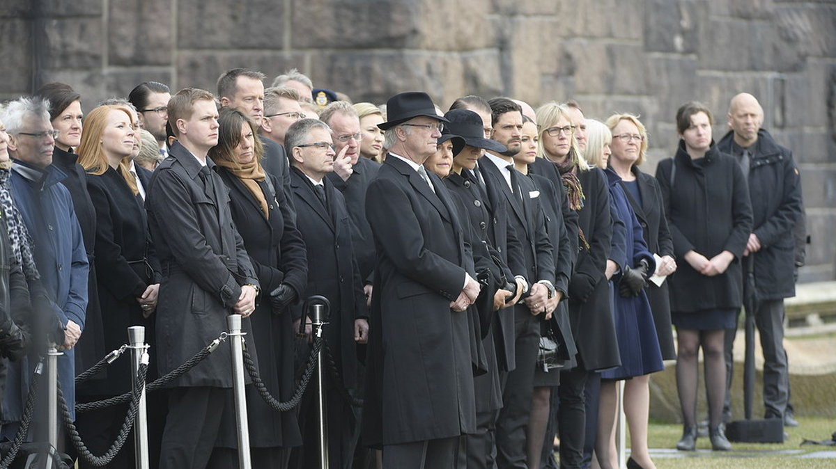 Även utanför Stadshuset i Stockholm hölls en tyst minut med kungafamiljen och politikerna.