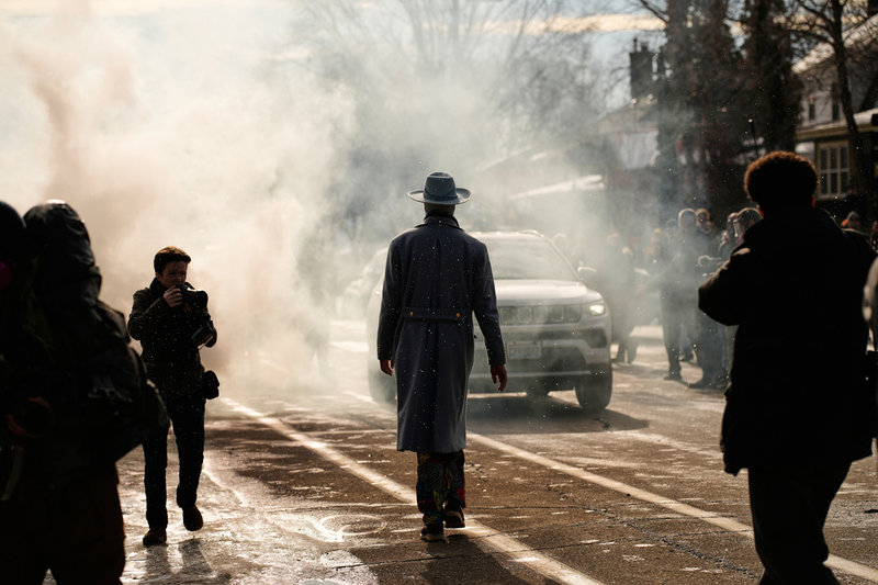 En man går mot ett moln av tårgas under en protest mot den federala migrationsmyndigheten ICE i Minneapolis i måndags. 