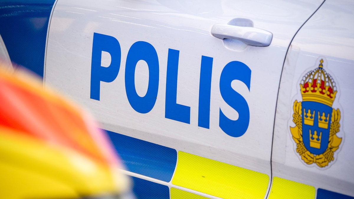 Polis krockade i 100 på 40-väg – åtalas