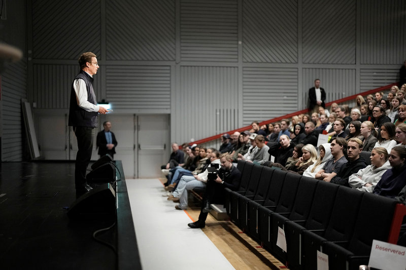 Ulf Kristersson besöker Nösnässkolan i Stenungsund under en valturné på västkusten.