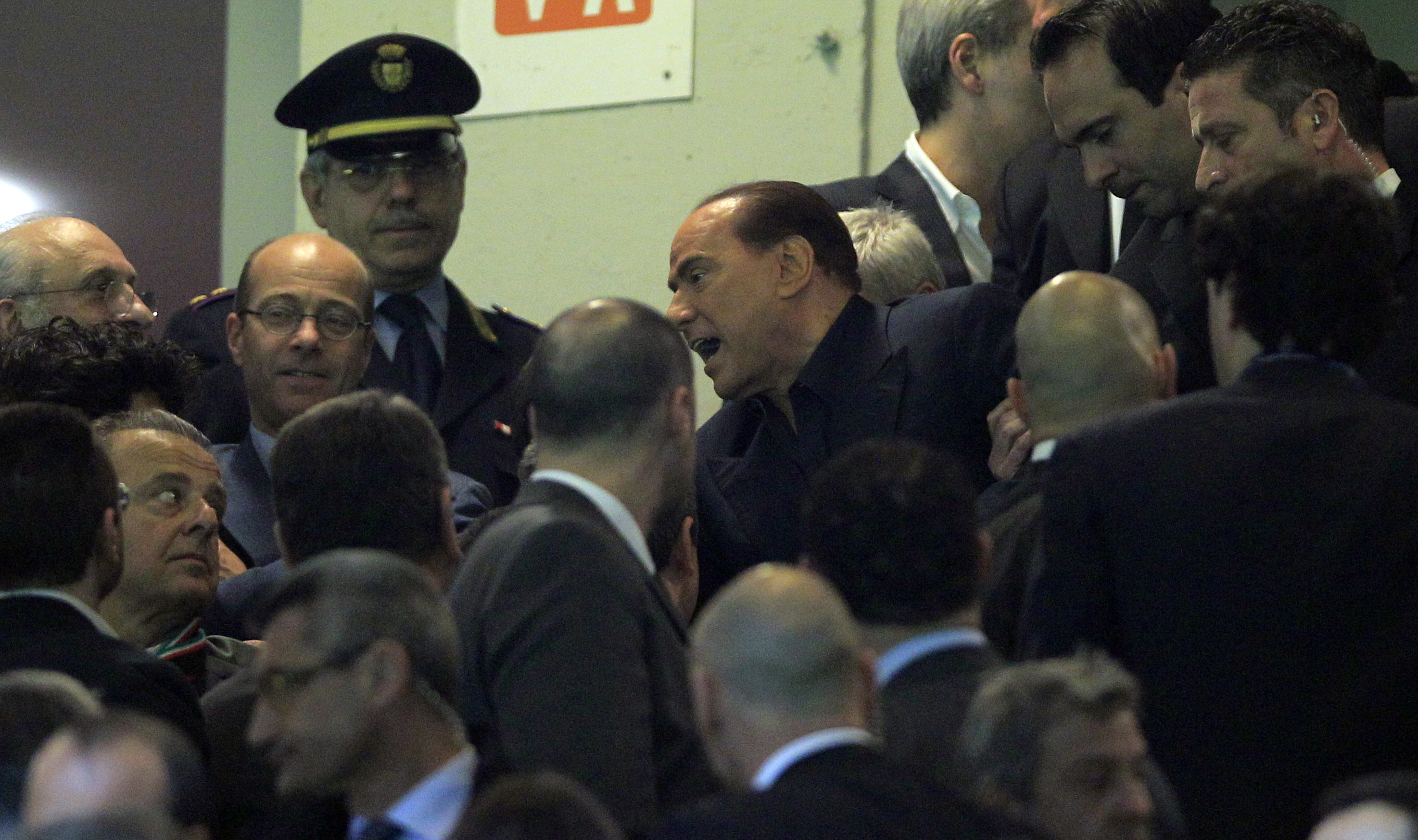 Diskussionen gick varm på läktaren och bildproducenten fångade sin vana trogen Silvio Berlusconi på bild. 