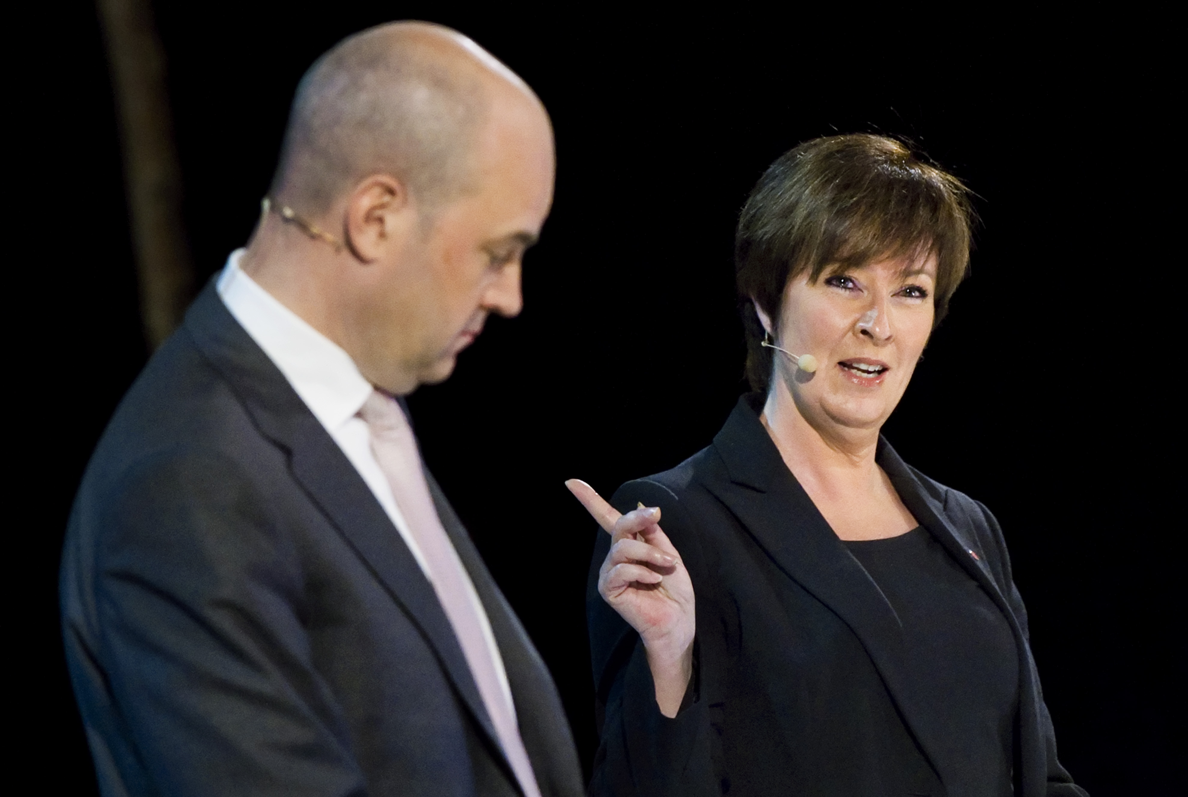 Mona Sahlin tar Fredrik Reinfeldt i örat om ungdomsarbetslösheten.