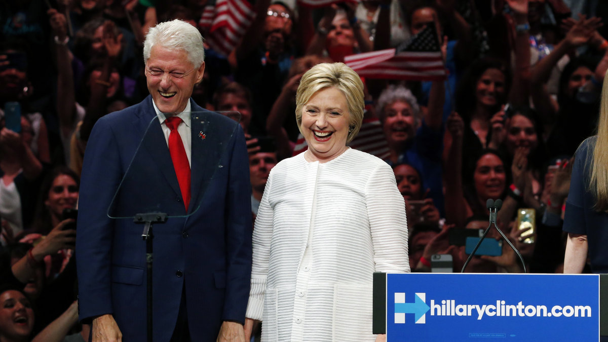 Hillary med tidigare presidenten och maken Bill Clinton.