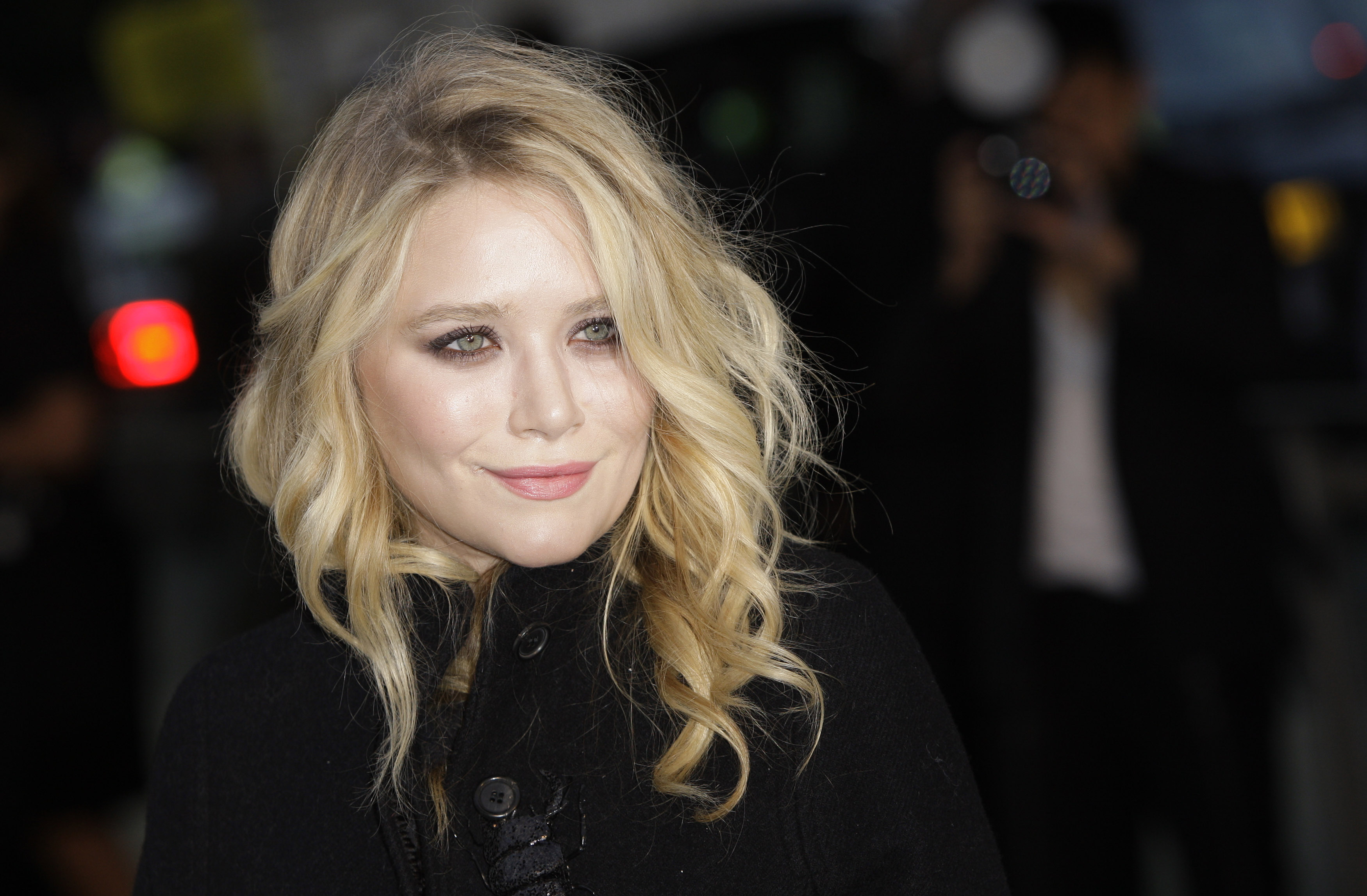 Mary-Kate Olsen såg hångla på en efterfest under London fashion week.