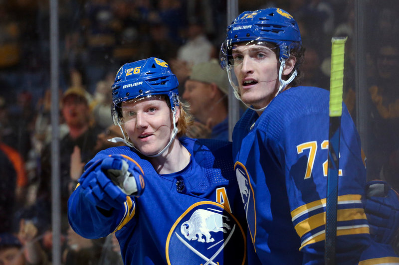 Rasmus Dahlin, till vänster, gör sin poängbästa säsong i NHL. Arkivbild.