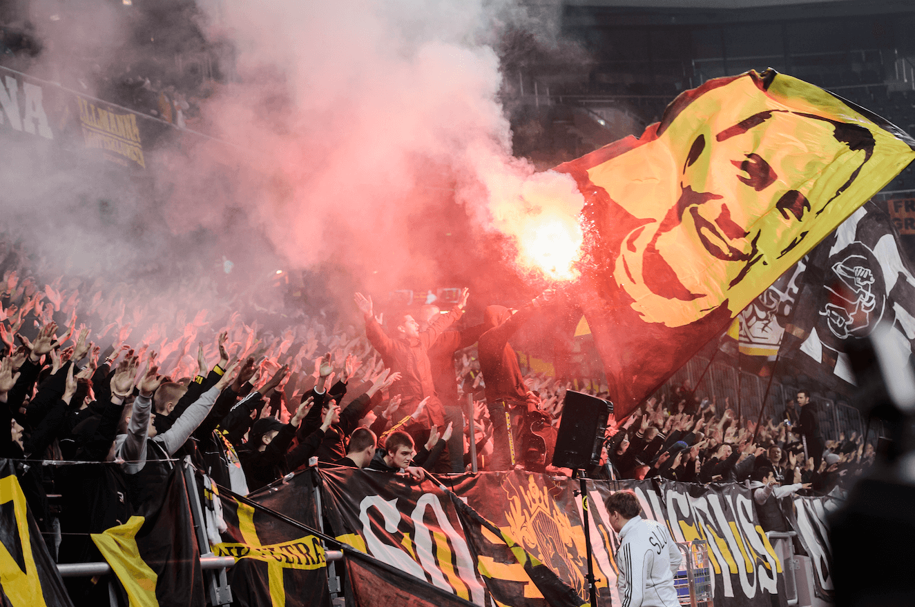 AIK-klacken tänder en bengal för Ivan Turina i matchminut 27. AIK-klacken tänder en bengal för Ivan Turina i matchminut 27.