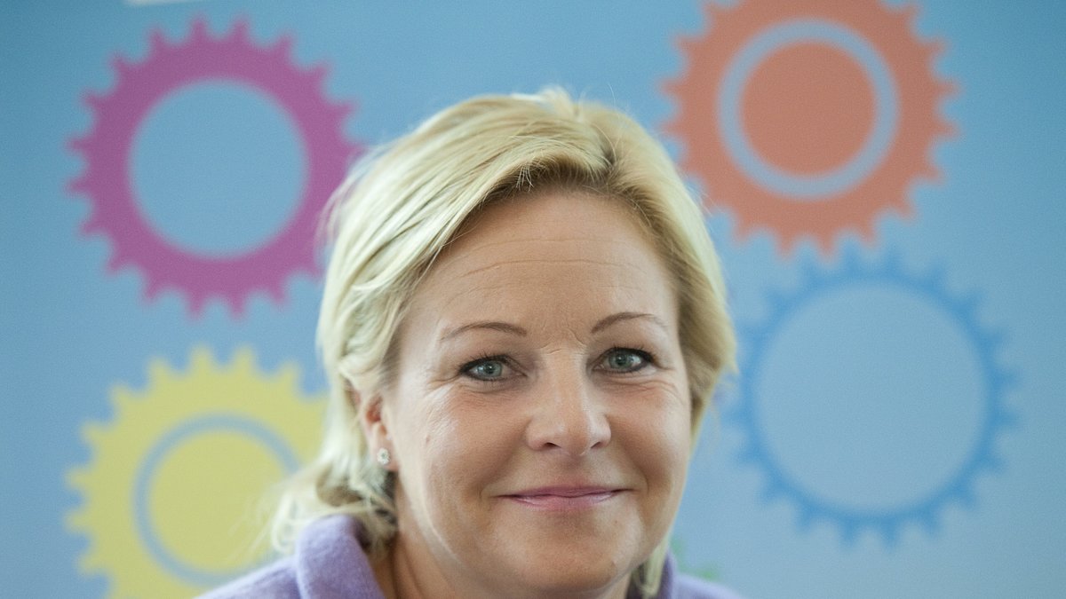 Arbetsmarknadsminister Hillevi Engström försvarade Arbetsförmedlingen när hon fick frågan om att privatisera.