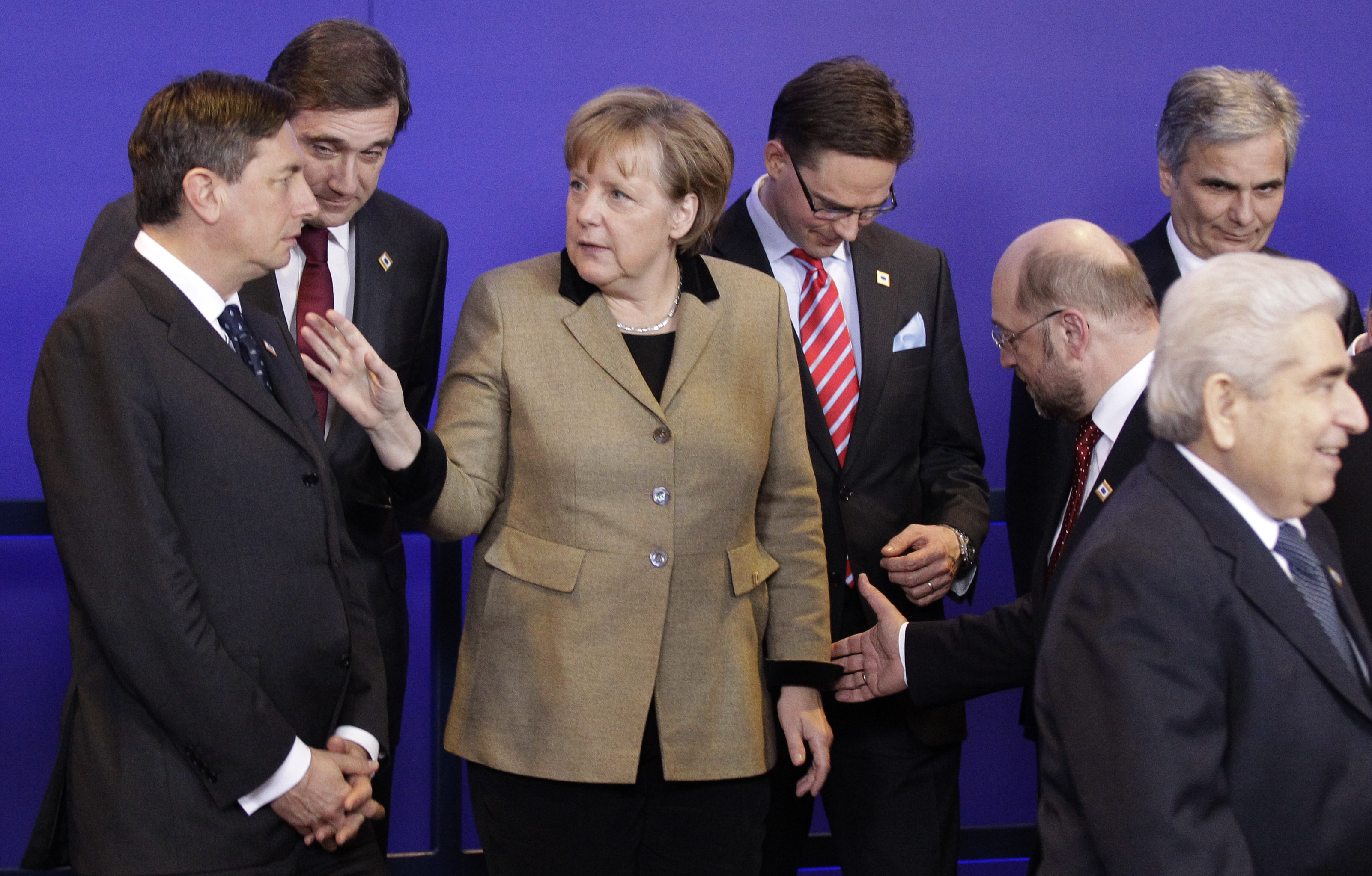 Tysklands förbundskansler Angela Merkel menar dock att skuldbegränsningarna är juridiskt bindande för samtliga 25 stater.