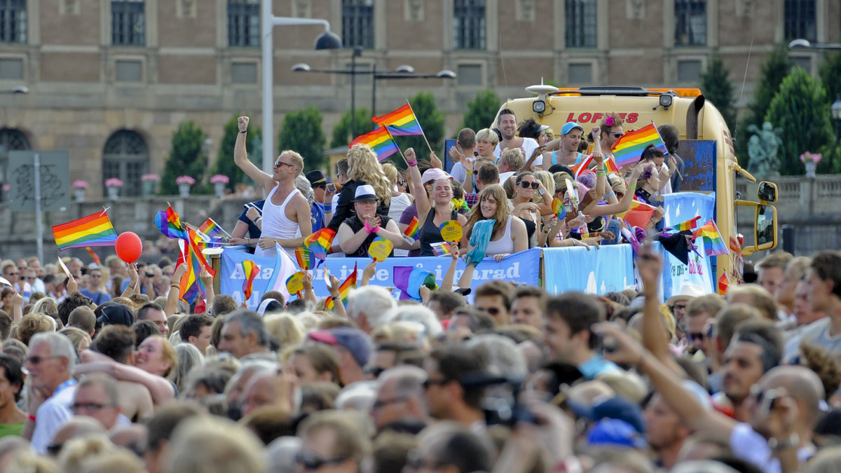 Tiotusentals gick med i Prideparaden, hundratusentals tittade på längs Stockholms gator. Klicka dig vidare i bildspelet för fler bilder. 
