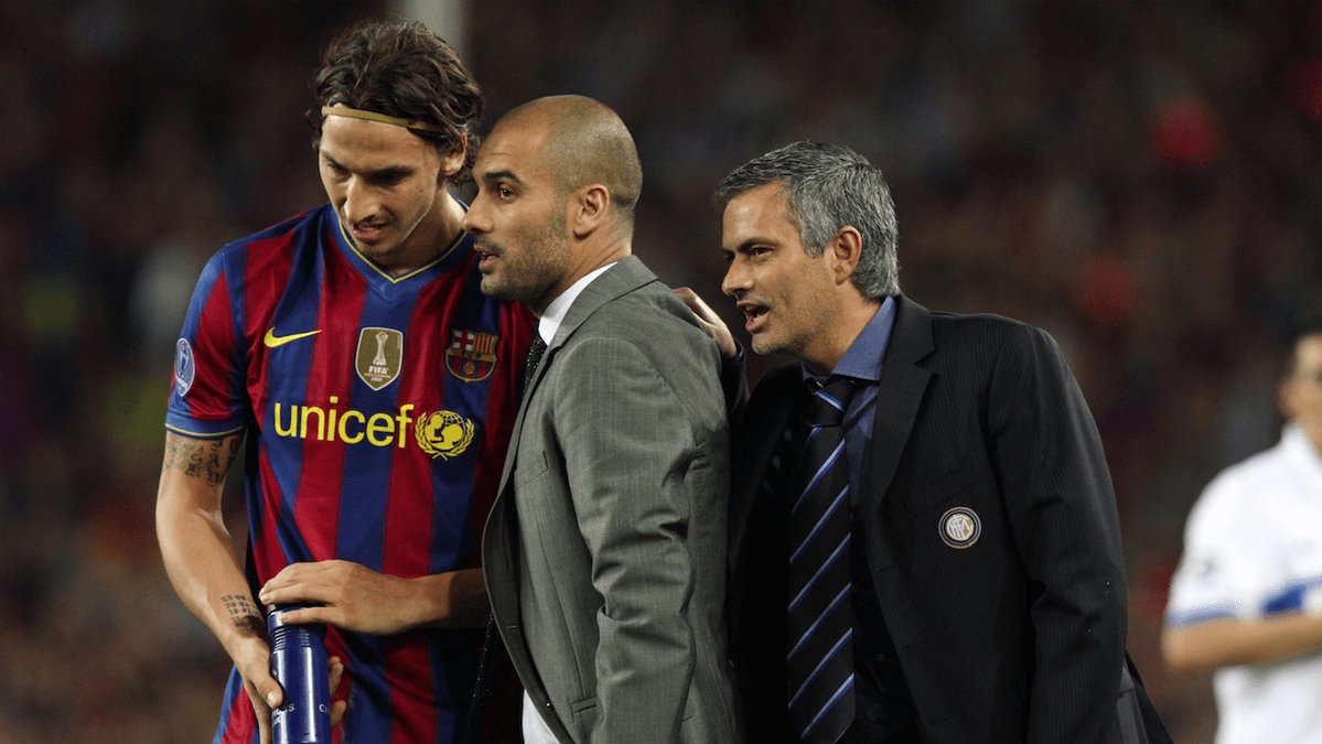 Zlatan försöker snacka med Pep, men Mourinho lägger sig i. 