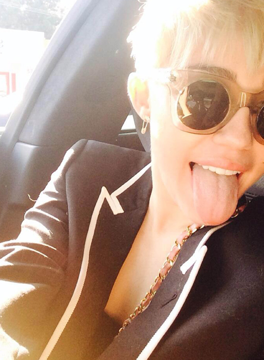 Mileys tunga trivs inte i hennes mun. Mileys tunga trivs inte i hennes mun.