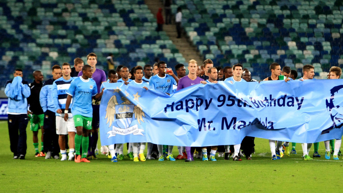 I somras hyllade Manchester City Mandela på hans födelsedag – de mötte AmaZulu i en träningsmatch. 