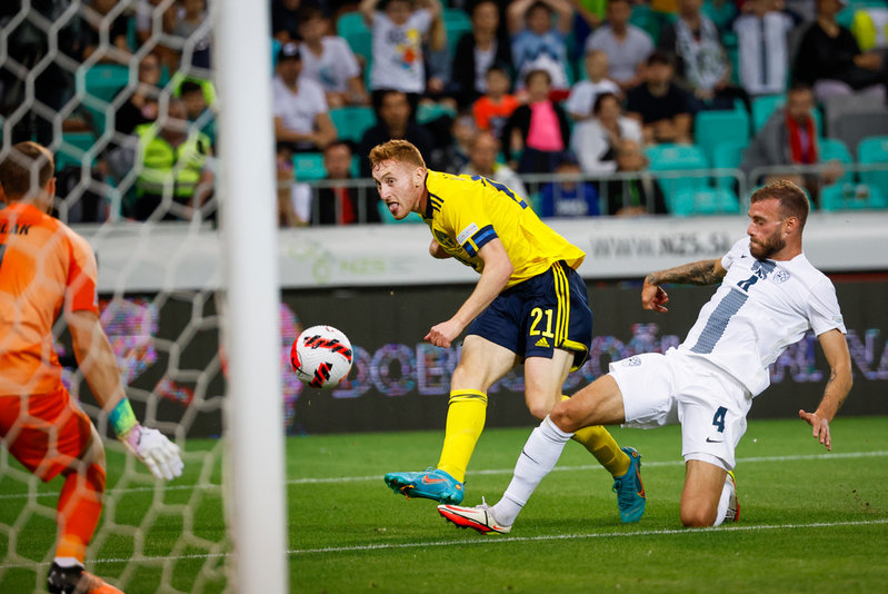Dejan Kulusevskis gör sitt läckra 2–0-mål.