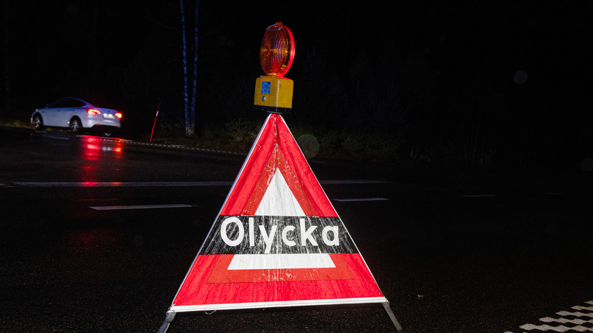 Flera skadade efter frontalkrock – bil på taket