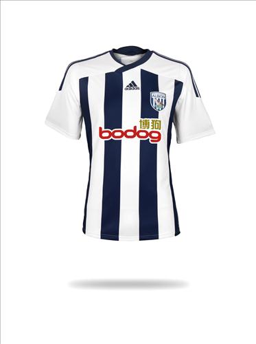 8. West Bromwich. Ett steg i rätt riktining från fjolårets missräkning. Färgerna är snygga och som ni lär märka är vi svaga för ränder. Överlappningen på överdelen känns aningen oinspirerad, som om man bläddrat i en Adidas-katalog och låtit en femåring pe 8. West Bromwich. Ett steg i rätt riktining från fjolårets missräkning. Färgerna är snygga och som ni lär märka är vi svaga för ränder. Överlappningen på överdelen känns aningen oinspirerad, som om man bläddrat i en Adidas-katalog och låtit en femåring pe