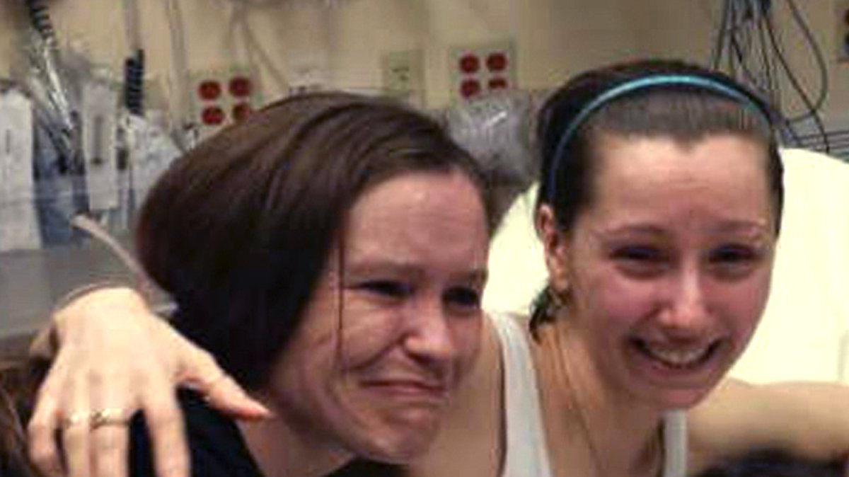 Amanda Berry (till höger) med sin syster Beth Serrano på sjukhuset efter att hon räddats.