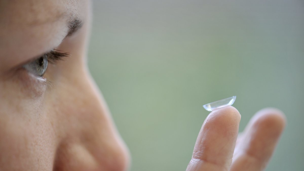 Se upp med hur du använder dina kontaktlinser – det kan kosta dig ögat.