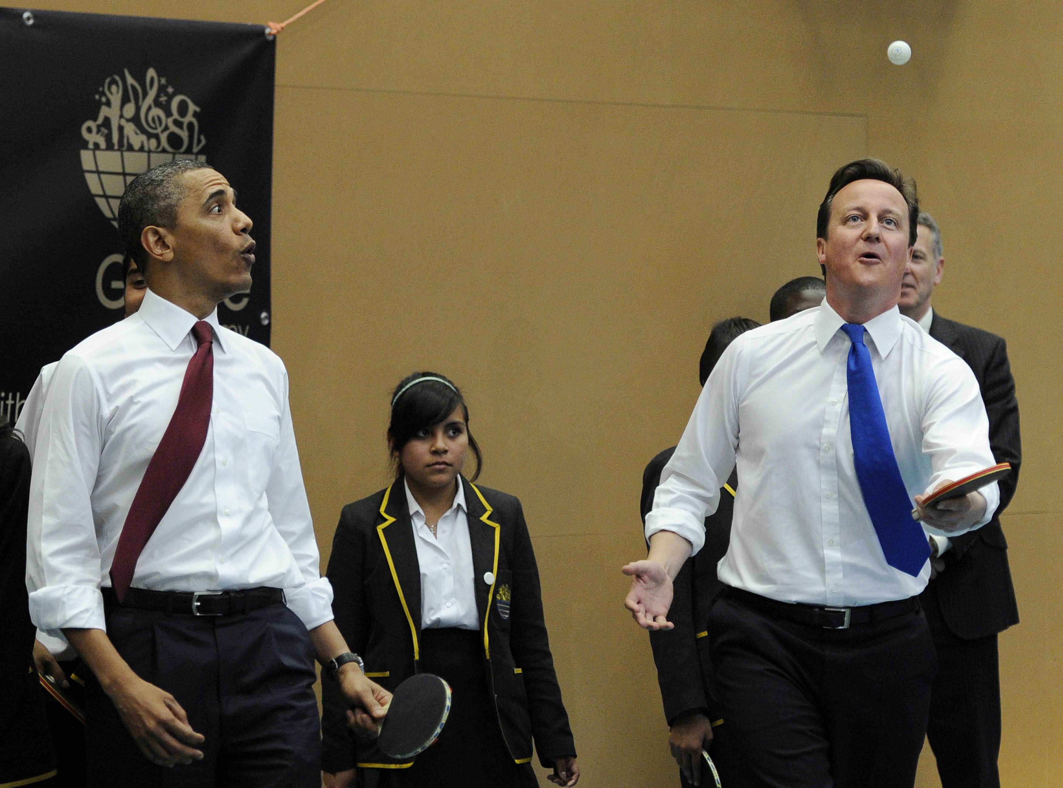 USA:s president Barack Obama spelar pingis med Cameron. Båda verkar ytterst rädda för den lilla pingisbollen.