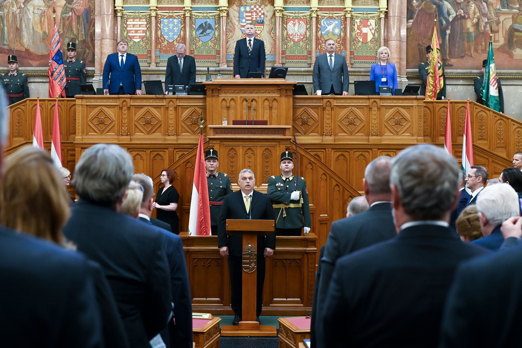 Viktor Orbán (i mitten) i parlamentet i Budapest, då han tidigare i maj inledde sin fjärde mandatperiod som premiärminister.