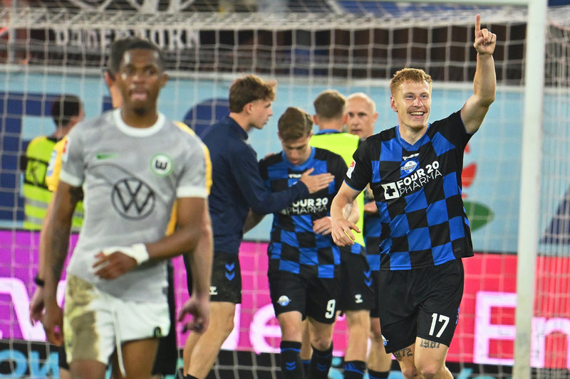 Paderborns Laurin Curda firar sitt mål i måndagens kvalmatch mot Wolfsburg.