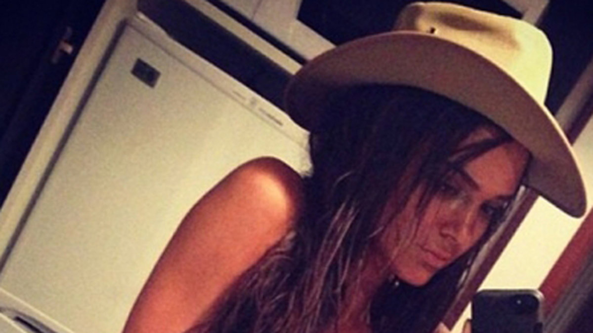 Kendall Jenner rockar bikini och hatt. 