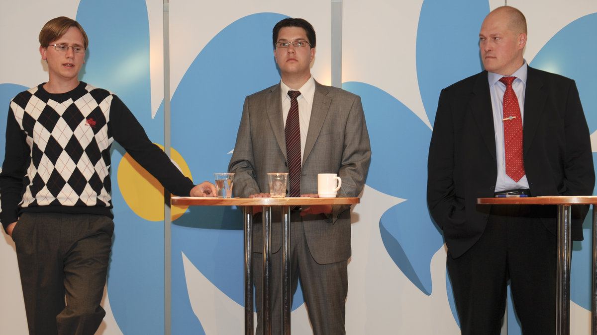 Hedlund tillsammans med partiledaren Jimmie Åkesson.