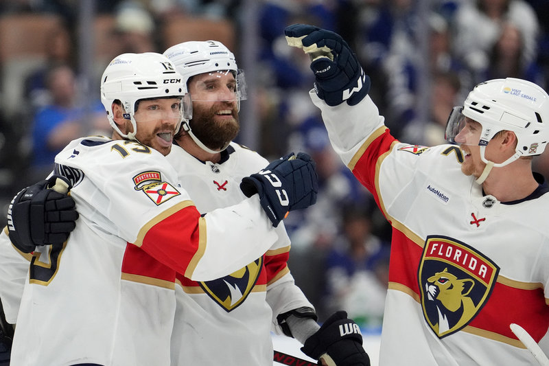 Florida Panthers centre Sam Reinhart firar med Aaron Ekblad och svenske Gustav Forsling till höger.