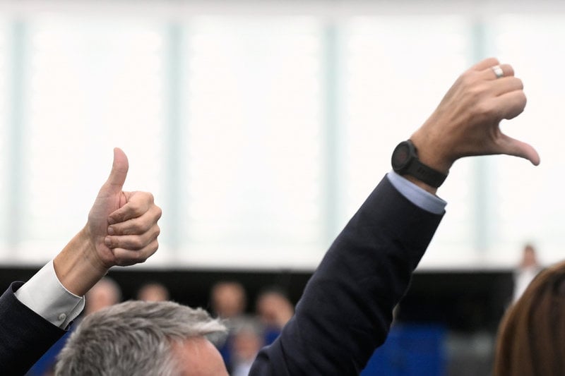 Ledamöter i EU-parlamentet gör tummen upp - och tummen ned - i en omröstning i oktober. Arkivfoto.