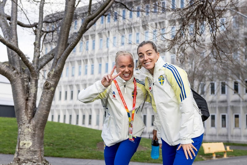 Caroline Seger och Linda Sembrant i samband med en träning i Wellington, Nya Zeeland, under fotbolls-VM 2023.