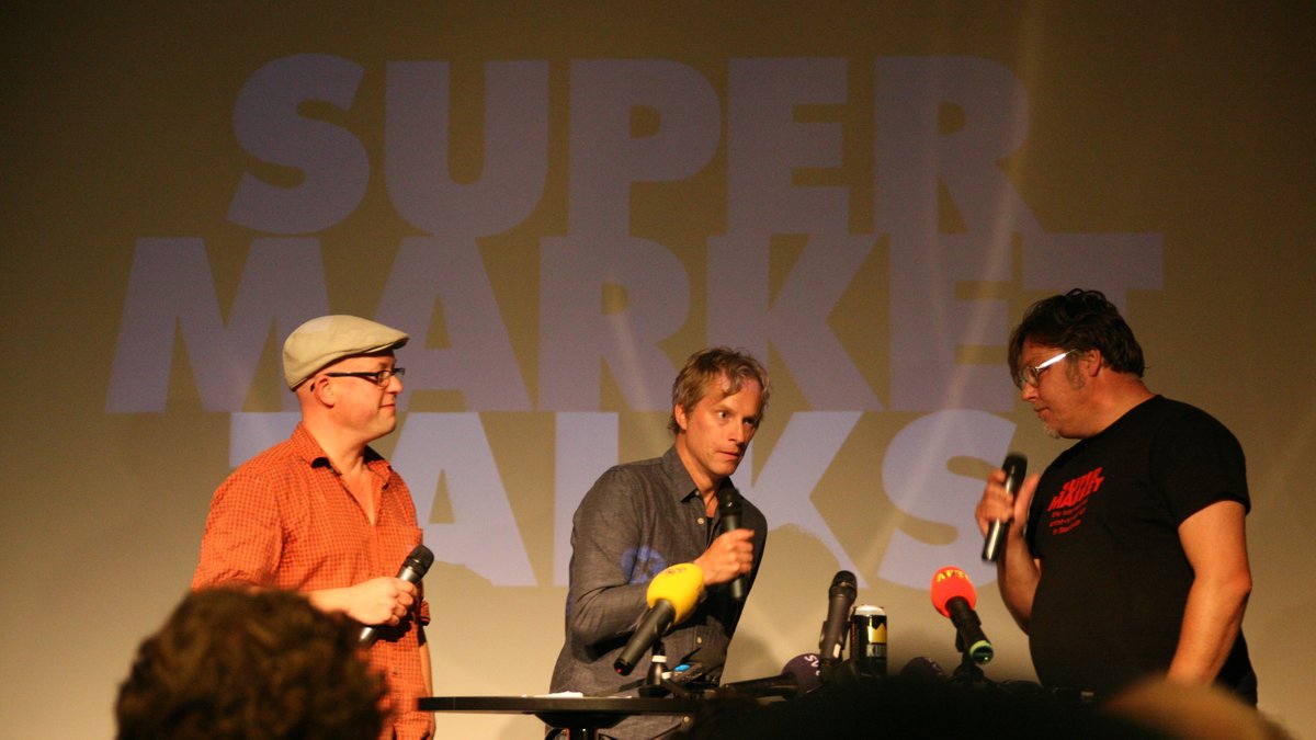 Fredrik Matsson, i mitten, trädde fram som konstnären bakom de förfalskade enkronorna på onsdagen.