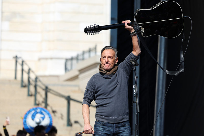 Bruce Springsteen uppträdde i Minnesota under lördagens omfattande protester mot Donald Trumps och hans politik.