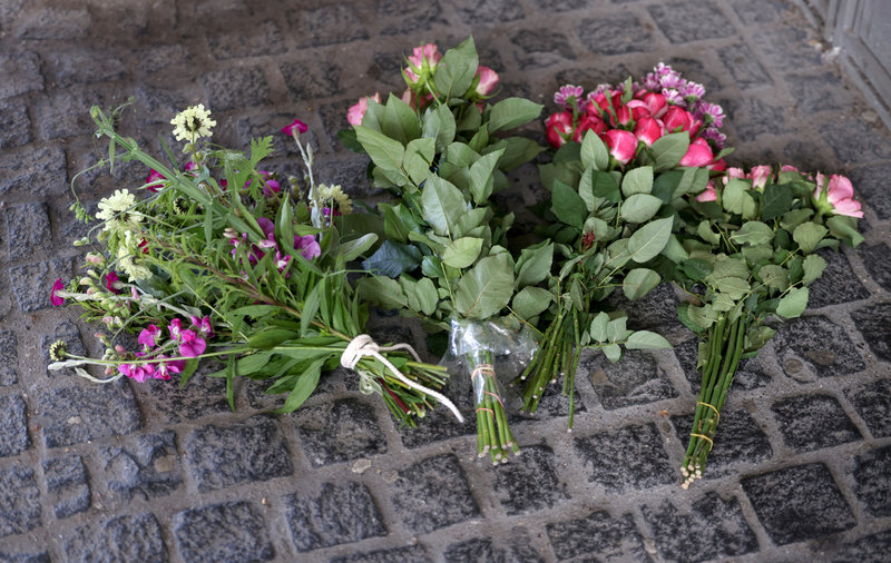 Blommor vid entrén till köpcentret Fields i Köpenhamn.