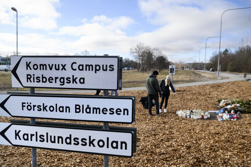 Ljus och blommor vid minnesplatsen utanför Risbergska skolan i Örebro. Foto: Oscar Olsson/TT