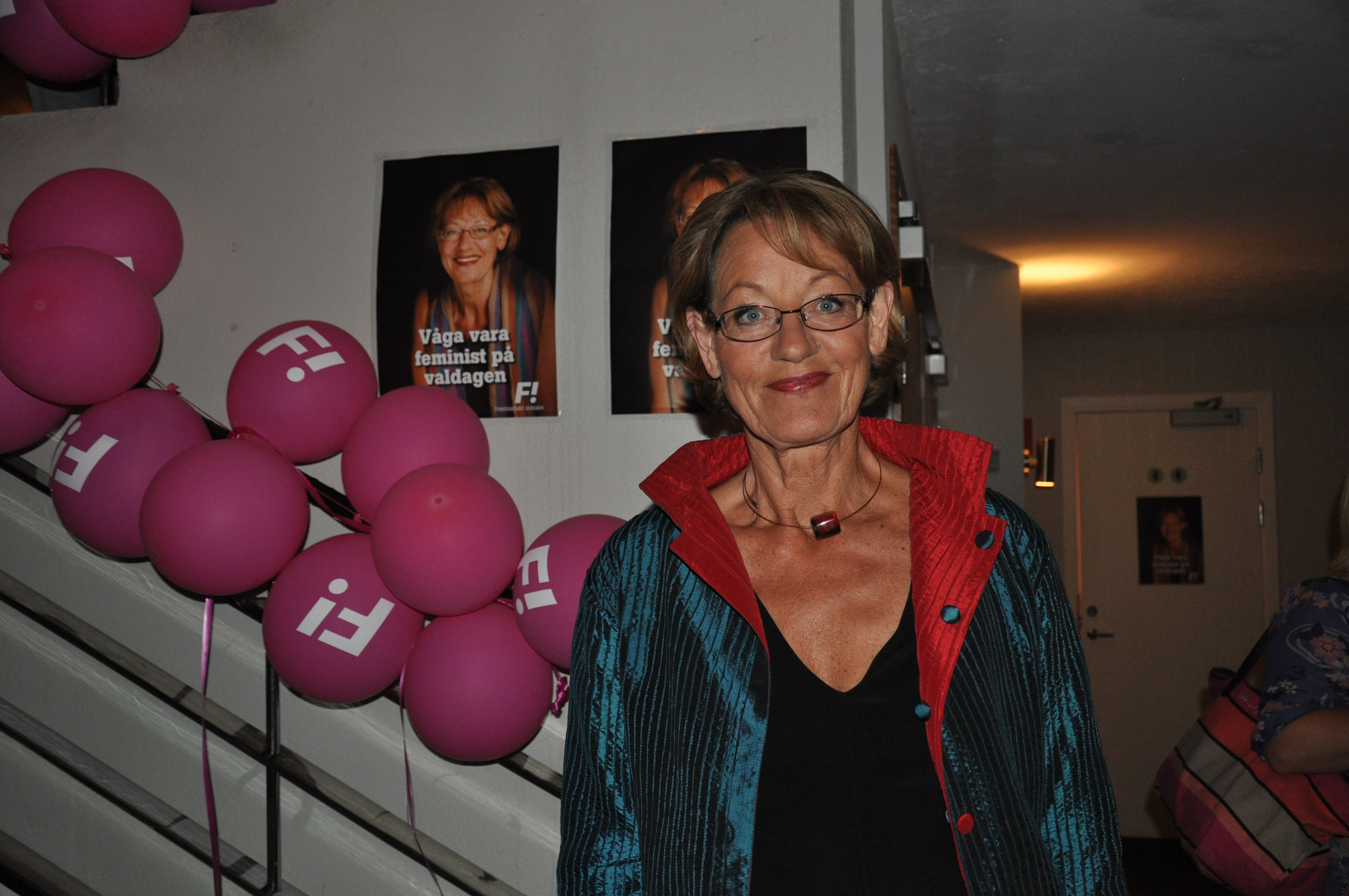 Gudrun Schyman, talesperson för feministiskt initiativ poserar med sig själv i bakgrunden.