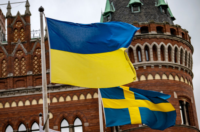 Business Sweden ska öppna ett kontor i krigets Ukraina. Flaggor hissade i Helsingborg. Arkivbild