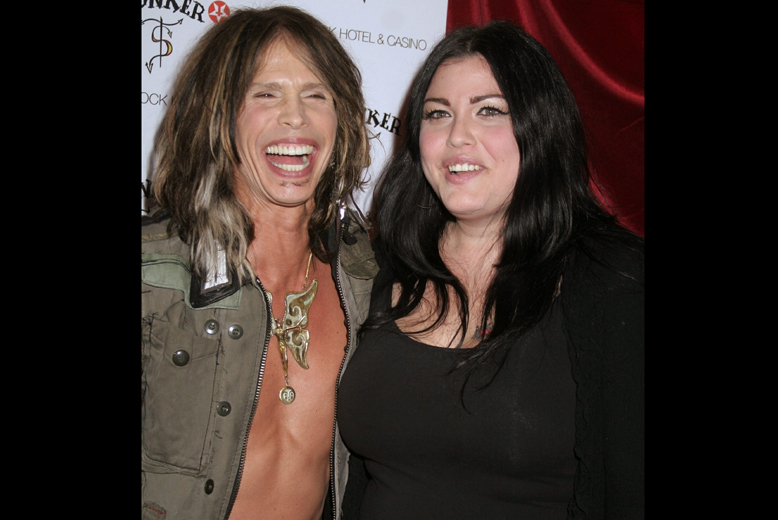 Steven Tylers dotter Mia Tyler skiljer sig en hel del från systern Liv Tyler. Väldigt många kilo främst. Men är lika vacker för det. Även hon har gjort stora modelljobb. Steven Tylers dotter Mia Tyler skiljer sig en hel del från systern Liv Tyler. Väldigt många kilo främst. Men är lika vacker för det. Även hon har gjort stora modelljobb.