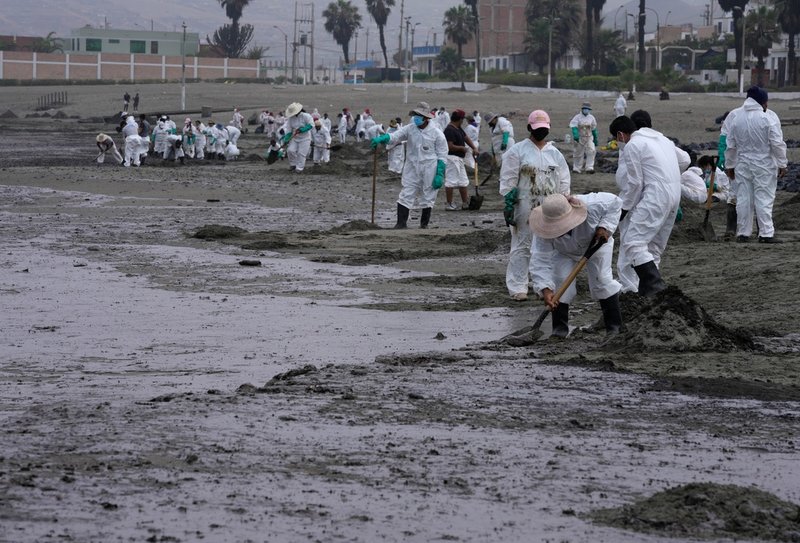 Saneringsarbete på en av de 21 stränder i Peru som drabbats av en stor oljeläcka efter det massiva vulkanutbrottet – med efterföljande tsunamier – i Tonga.