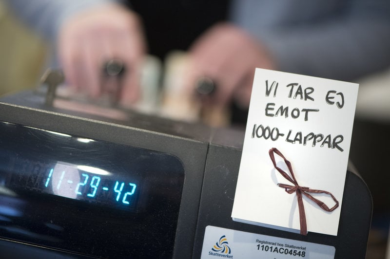 Tidigare tog många små butiker i Sverige inte stora sedlar, i dag tar många inte kontanter alls. Foto: Fredrik Sandberg/TT Tidigare tog många små butiker i Sverige inte stora sedlar, i dag tar många inte kontanter alls. Foto: Fredrik Sandberg/TT