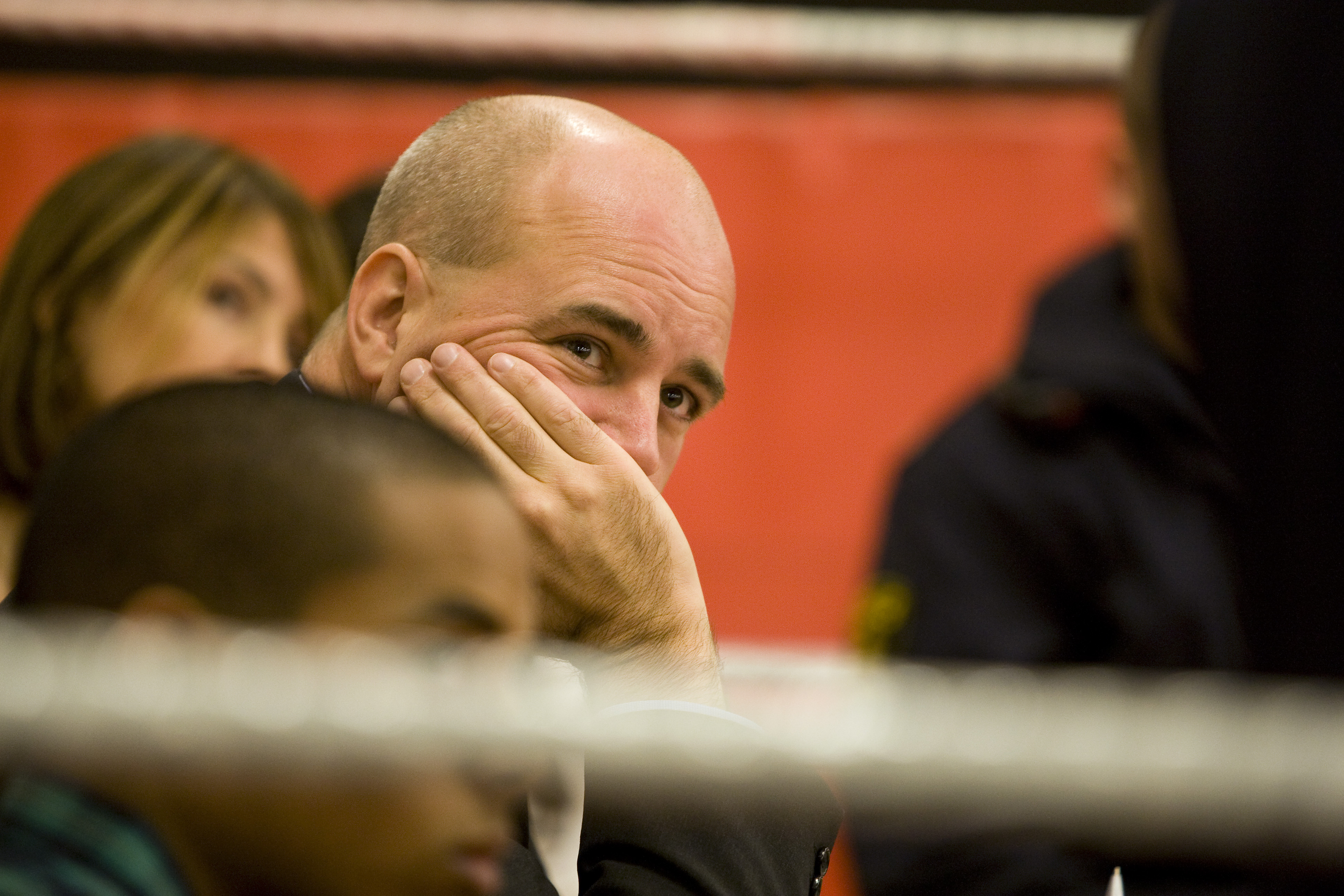 Statsminister Fredrik Reinfeldt besökte arbetslösa ungdomar i Karlstad. Men ville inte svara på deras frågor.