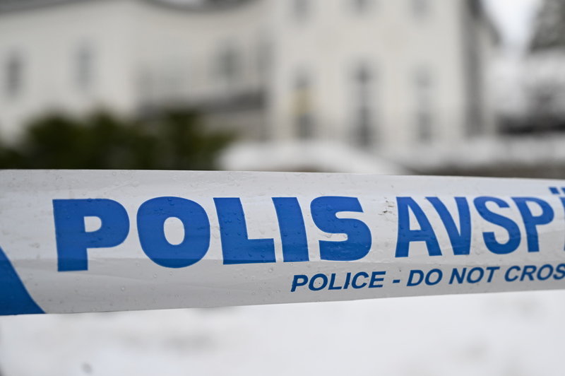Polisens avspärrning framför huset där polisen den 22 november grep ett par i 60-årsåldern med rötterna i Ryssland misstänkta för grov olovlig underrättelseverksamhet, respektive medhjälp till samma brott.
