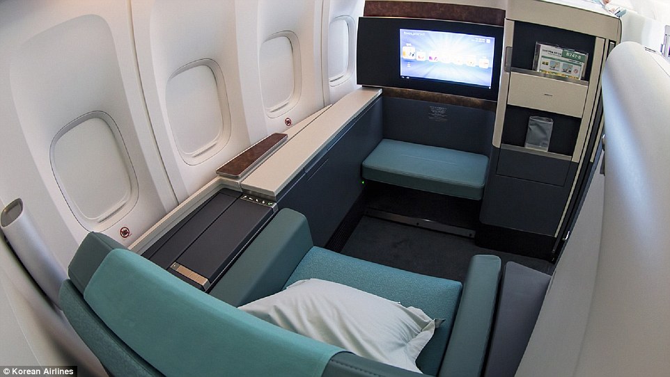 10. Korean Airlines. Bolaget erbjuder avskilda säten med skjutdörrar så du kan få ditt eget lilla krypin där ingen kan störa. 10. Korean Airlines. Bolaget erbjuder avskilda säten med skjutdörrar så du kan få ditt eget lilla krypin där ingen kan störa.